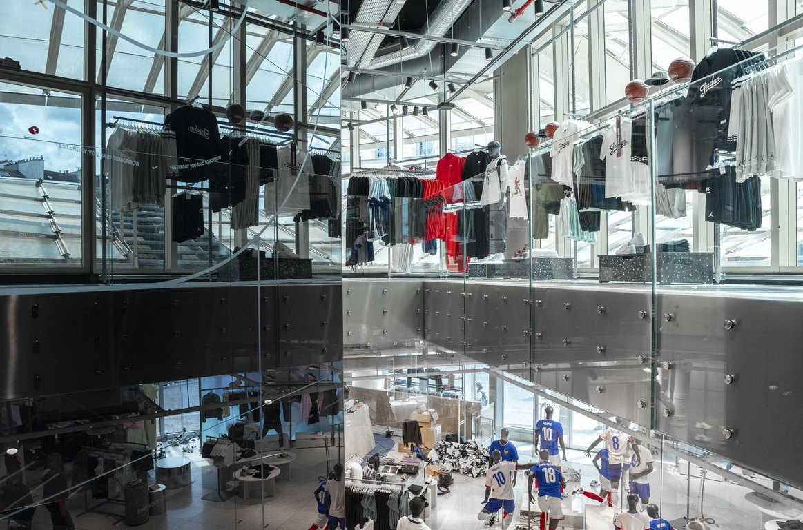 Escalier boutique NIKE chatelet - Paris