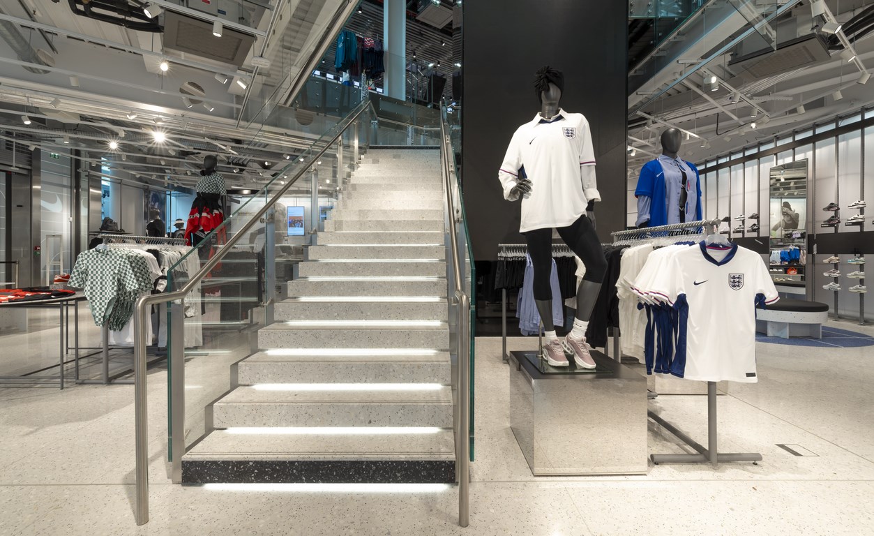 Escalier boutique NIKE chatelet - Paris