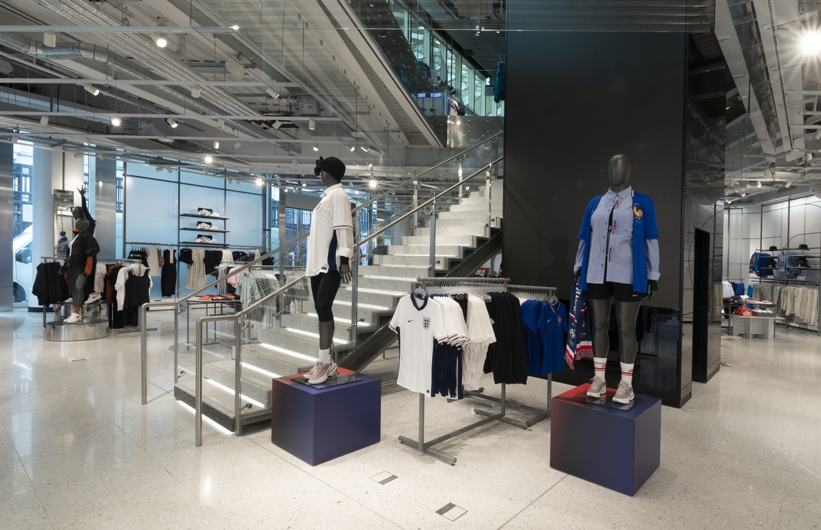 Escalier boutique NIKE chatelet - Paris