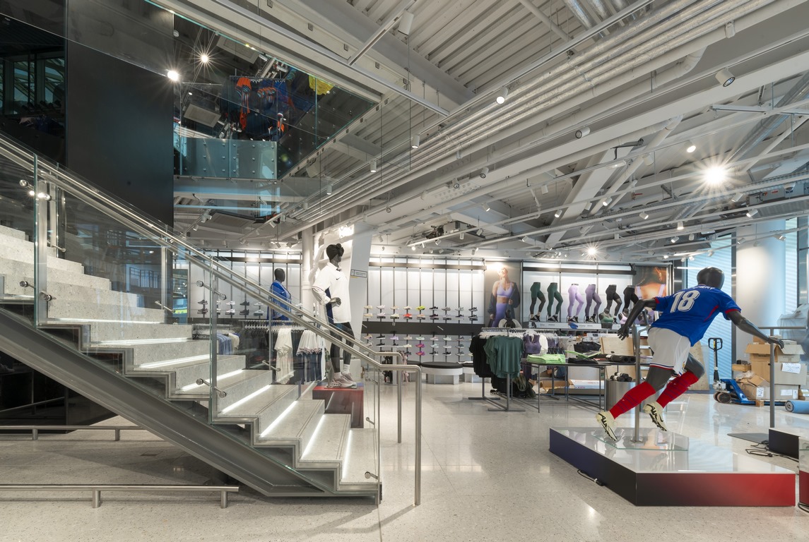 Escalier boutique NIKE chatelet - Paris