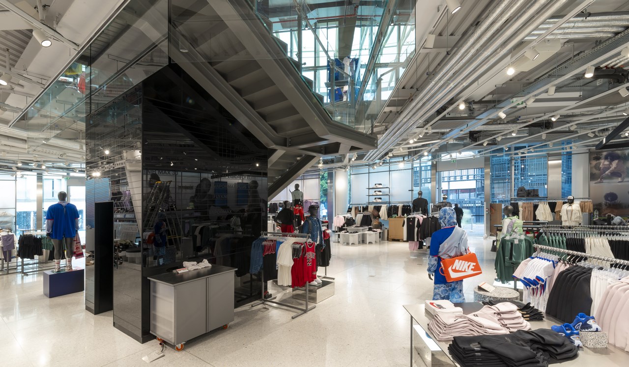 Escalier boutique NIKE chatelet - Paris