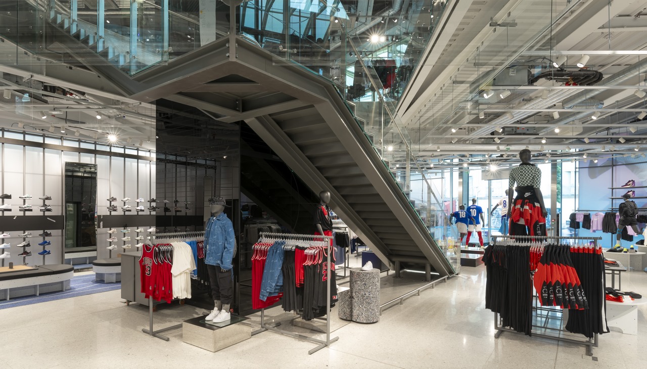 Escalier boutique NIKE chatelet - Paris