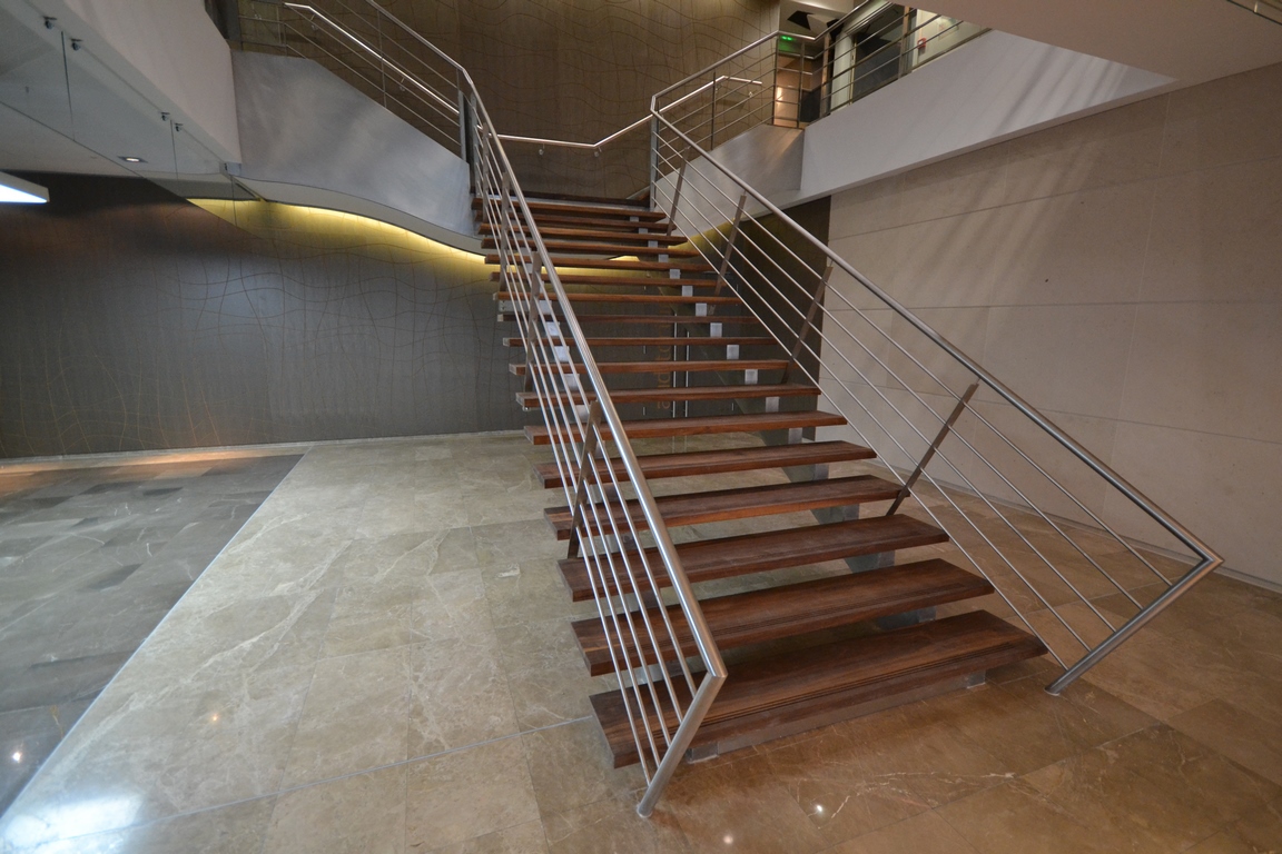 Escalier monumental en inox